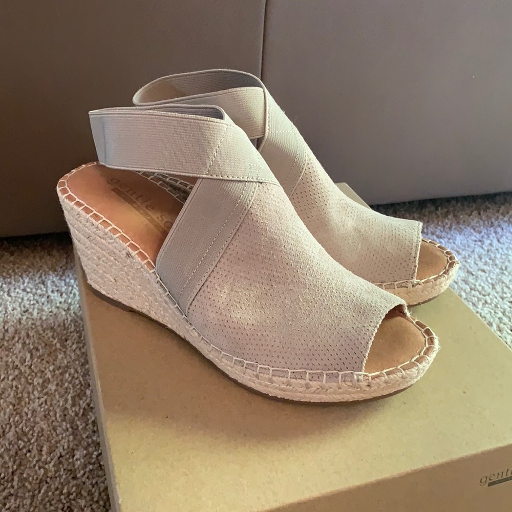 Gentle Souls by Kenneth Cole Tan Wedges 7.5
